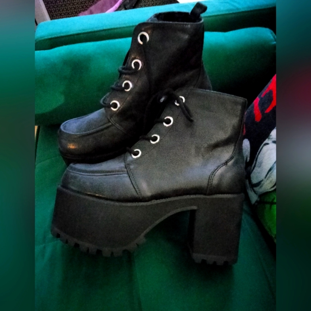 Tuk nosebleed booties
